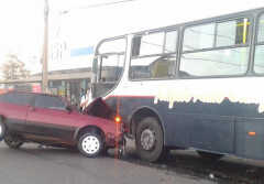 VALINHOS: Carro x ônibus