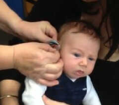 INTERNET: Bebe ouve pela primeira vez