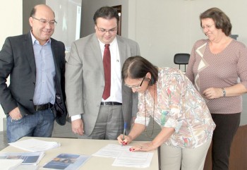  Assinatura do protocolo ocorreu na sede da Secretaria de Educação
