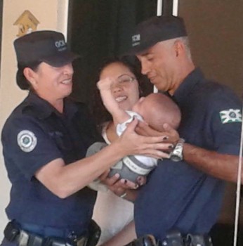 A18_VAL_GCMF_Snadra_Verdo_e_GCM_Albuquerque_elogios_por_ter_salvada_uma_vida_de_um_bebe_de_dois_meses_apos_engasgo
