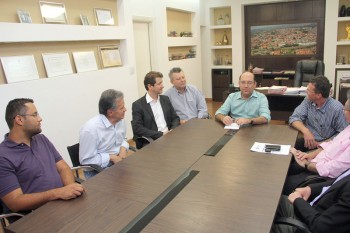 Dr Dario Pacheco se mostra presente nas negociações do prefeito Jaime Cruz, com o grupo do PSDB, quando foram cedidas duas Secretarias a membros do partido. A Secretaria de Cultura e Turismo que ficou com Vagner Pavarin e a Secretaria de Meio Ambiente e Urbanismo, a cargo de Gilberto Lourenzon. Entretanto, Dr. Dario alega que nunca soube de nada e que “jamais participou das negociações”. Então, na foto acima, só pode ser o ‘clone’ de Dr. Dario 