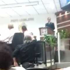 VINHEDO: Editor da FOLHA NOTÍCIAS joga sapato em vereador durante sessão