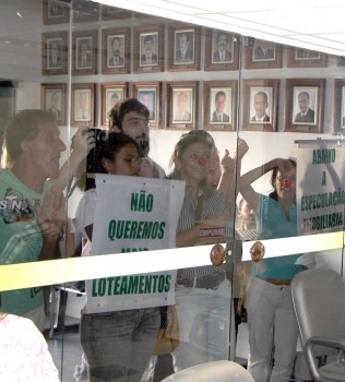 Reunião foi fechada ao público, que teve que esperar do lado de fora da Câmara