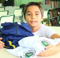VALINHOS: Prefeitura entrega uniformes para alunos novos