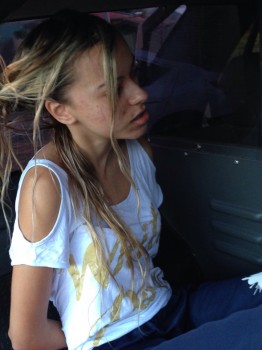 2 - Foto no momento em que ela foi presa pelos policiais civis de Valinhos