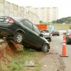 VALINHOS: Carro fica pendurado