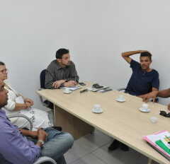 VINHEDO: Reunião entre autoridades e artistas visa trabalho com materiais recicláveis