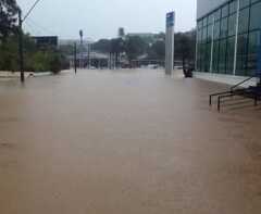 VALINHOS: Tempestade causa estragos pela cidade