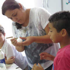 VALINHOS: Alunos do Projeto ‘Janela Aberta’ praticam pintura de ovos de galinha