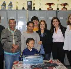 VALINHOS: Aluno ganha máquina de escrever em braille