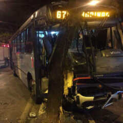 VALINHOS: Carro e ônibus batem de frente