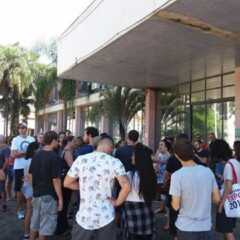 VALINHOS: Estudantes fazem pequeno protesto na Prefeitura