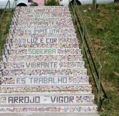 VINHEDO: Mosaico feito por alunos do Centro Cultural embeleza escadaria no Centro da cidade
