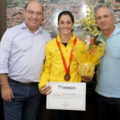 VINHEDO: Medalhista Olímpica Thaissa Presti recebe homenagem do Prefeito Jaime Cruz 