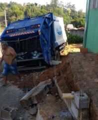 LOUVEIRA: Caminhão de lixo quase derruba casa
