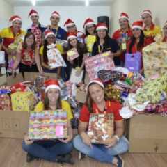 VALINHOS: Empresa DHL doa brinquedos na Noite de Natal da Casa da Criança e do Adolescente