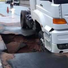 LOUVEIRA: Asfalto novo cede e causa acidente com caminhão
