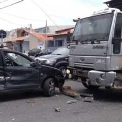 LOUVEIRA: Caminhão e Polo colidem no Santo Antônio