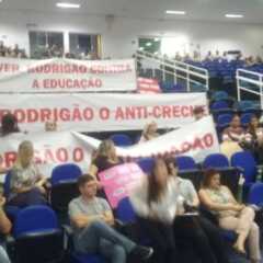 LOUVEIRA: Vereadores ‘jogam’ cassação do prefeito para o Ministério Público