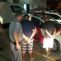 LOUVEIRA: PM detém dois por tráfico no Bairro Santo Antônio