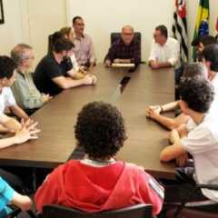 VINHEDO: Estudantes que querem disputar Olimpíada de Matemática em Taiwan promovem pizza beneficente e são homenageados pelo prefeito