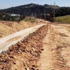 VINHEDO: Prefeitura prossegue com a implantação de guias para iniciar a pavimentação do segundo acesso do Distrito Industrial