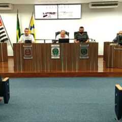 LOUVEIRA:  CÂMARA APROVA QUATRO PROJETOS E ‘ABONO’ É RETIRADO DE PAUTA