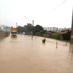 VINHEDO: CHUVAS INTENSAS CAUSAM ALAGAMENTOS E INTERDITAM VIAS NO BAIRRO CAPELA