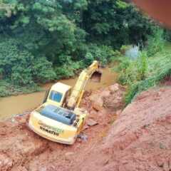 LOUVEIRA:  Secretaria de Serviços Públicos da Prefeitura de Louveira realiza obra de urgência na contenção no Jardim 21 de Março, devido à erosão às margens do rio Capivari.