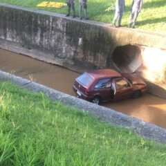 VINHEDO: CARRO CAI NO CÓRREGO DA AVENIDA OTÁVIO TASCA NA MANHÃ DESTE DOMINGO