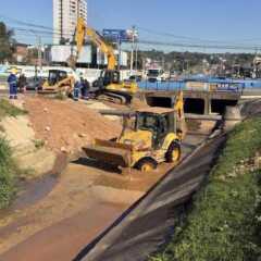 VALINHOS: Prefeitura inicia desassoreamento do córrego da Avenida Invernada